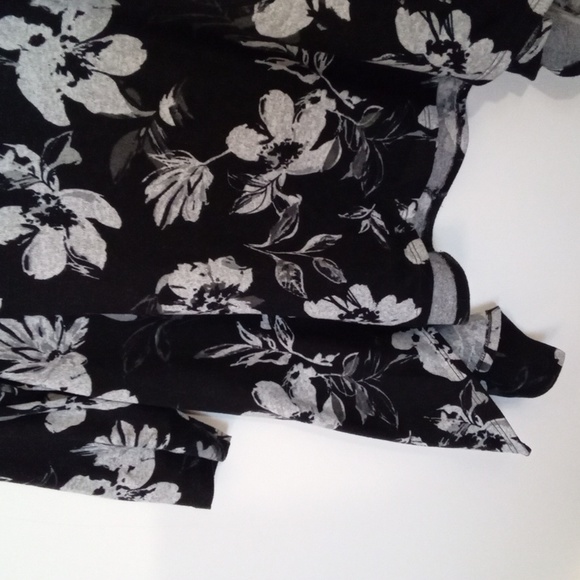 Artizan Floral 3/4 Sleeve Sharkbite Hemline Top - Picture 5 of 10